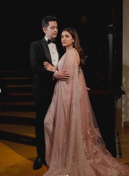 ਹੁਣ ਇਸ ਜੋੜੇ ਦੀ ਕਾਕਟੇਲ ਪਾਰਟੀ ਦੀਆਂ ਤਸਵੀਰਾਂ ਵੀ ਸਾਹਮਣੇ ਆਈਆਂ ਹਨ। ਮਸ਼ਹੂਰ ਡਿਜ਼ਾਈਨਰ ਮਨੀਸ਼ ਮਲਹੋਤਰਾ ਨੇ ਇਹ ਤਸਵੀਰਾਂ ਆਪਣੇ ਇੰਸਟਾਗ੍ਰਾਮ ਅਕਾਊਂਟ 'ਤੇ ਸ਼ੇਅਰ ਕੀਤੀਆਂ ਹਨ।