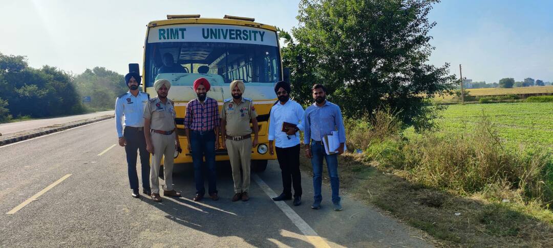 School Vehicle Policy: ਸੜਕਾਂ 'ਤੇ ਭੱਜ ਰਹੀਆਂ ਸੀ ਤਿੰਨ ਸਕੂਲੀ ਬੱਸਾਂ, ਨਿਯਮਾਂ ਦੀ ਉਲੰਘਣ ਕਰਨੀ ਪੈ ਗਈ ਮਹਿੰਗੀ During the checking done under the Safe School Vehicle Policy, three school buses were challaned School Vehicle Policy: ਸੜਕਾਂ 'ਤੇ ਭੱਜ ਰਹੀਆਂ ਸੀ ਤਿੰਨ ਸਕੂਲੀ ਬੱਸਾਂ, ਨਿਯਮਾਂ ਦੀ ਉਲੰਘਣ ਕਰਨੀ ਪੈ ਗਈ ਮਹਿੰਗੀ