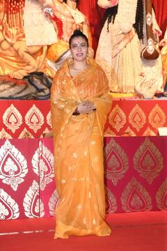 Durga Puja 2023: दुर्गा पूजा उत्सव में पहुंची काजोल ने देवी मां के सामने टेका माथा, पीली साड़ी में एक्ट्रेस के ट्रेडिशनल लुक की हो रही तारीफ