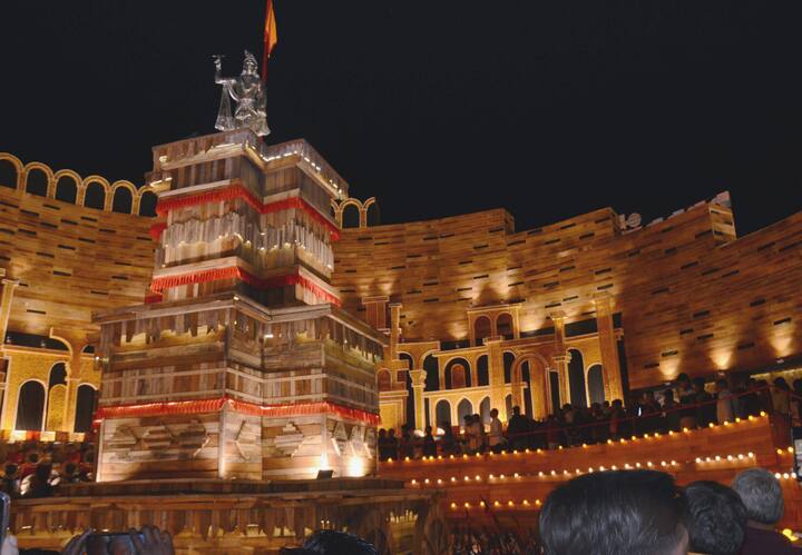 বাংলার কোণায় কোণায় পুজো থেকে শুরু করে ভারতের নানা রাজ্য। সর্বত্র চলছে পুজো। দুর্গাপুজো ঘিরে ষষ্ঠীর রাতেই চরমে উঠেছে উৎসাহ। কলকাতা থেকে জেলা নানা জায়গায় চলছে দুর্গাপুজো।