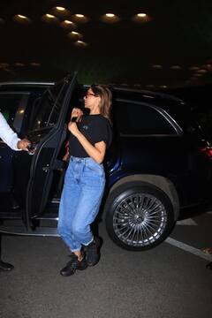 ब्लैक टीशर्ट के साथ ब्लू डेनिम पहने एयरपोर्ट पर स्पॉट हुईं Deepika Padukone, एक्ट्रेस के रफ एंड टफ लुक पर फिदा हुए फैंस