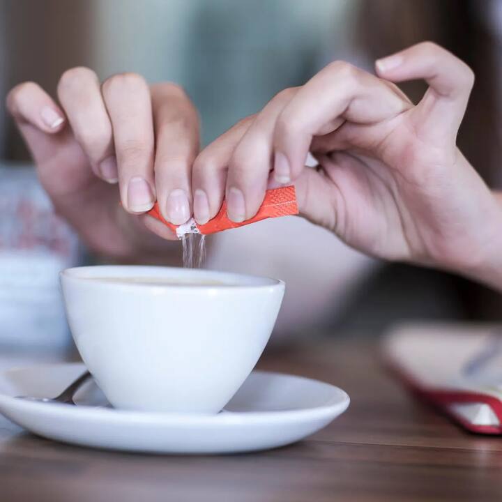 આજકાલ લોકો શુગર ફ્રી પ્રોડક્ટ્સનો ખૂબ ઉપયોગ કરવા લાગ્યા છે. સુગર ફ્રી પેકેજ્ડ ફૂડ હેલ્ધી માનવામાં આવે છે, પરંતુ તેનો વધુ પડતો ઉપયોગ તમારા સ્વાસ્થ્યને નુકસાન પહોંચાડી શકે છે. બ્રિટિશ મેડિકલ જર્નલમાં પ્રકાશિત થયેલા એક અહેવાલમાં જણાવવામાં આવ્યું છે કે, જે લોકો લાંબા સમય સુધી વધુ સુગર ફ્રી ટેબ્લેટ અથવા તેમાંથી બનેલી પ્રોડક્ટ્સનો ઉપયોગ કરે છે તેમને કાર્ડિયોવેસ્ક્યુલર રોગો અને બ્રેઈન સ્ટ્રોકનું જોખમ વધે છે. આવી સ્થિતિમાં, ભારત જેવા દેશમાં, જ્યાં લાખો લોકો શુગર ફ્રીનો ઉપયોગ કરે છે, તેઓએ જાગૃત થવાની જરૂર છે.