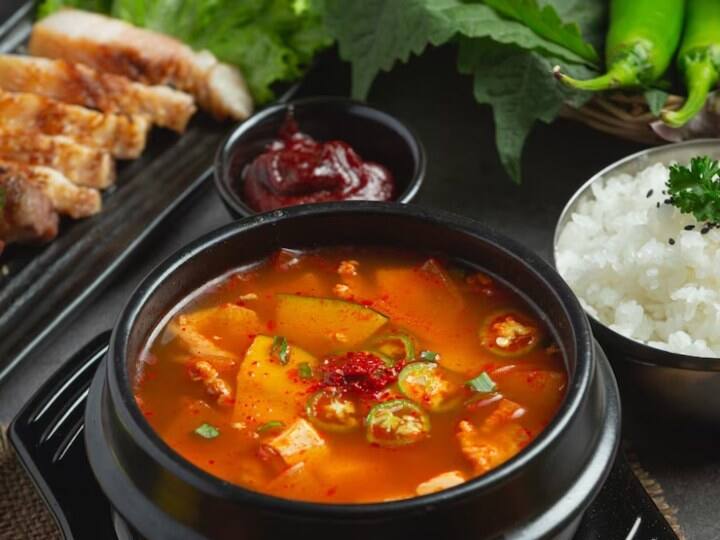 शुरुआत में आप इस बिजनेस को कम पैसा लगाकर शुरू कर सकते हैं. बाद में इसे बढ़ा सकते हैं और लाखों की कमाई कर सकते हैं.