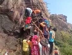 Pune News : शेतकऱ्याची शक्कल, थेट ट्रॅक्टर रायरेश्वरावर चढवला, पण पायवाटेने ट्रॅक्टर गेलाच कसा?