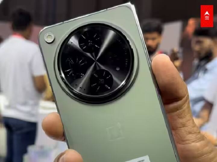 OnePlus Open का कैमरा : वनप्लस के इस फोन के रियर पैनल में ट्रिपल कैमरा सेटअप दिया है, जिसमें 48MP सोनी LYT-T 808 मैन सेंसर, 48MP अल्ट्रा वाइड सेंसर और 64MP का टेलीफोटो सेंसर दिया गया है. इस फोन में सेल्फी के लिए 20MP का कैमरा इन साइड और 32MP का सेल्फी कैमरा आउट साइड में दिया गया है.