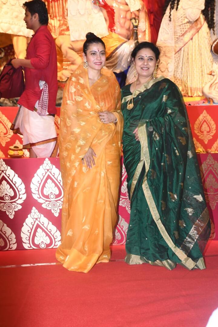 તસવીરમાં શરબાની અને કાજોલને દુર્ગા પૂજામાં ઉત્સાહભેર ભાગ લેતા જોઈ શકાય છે.