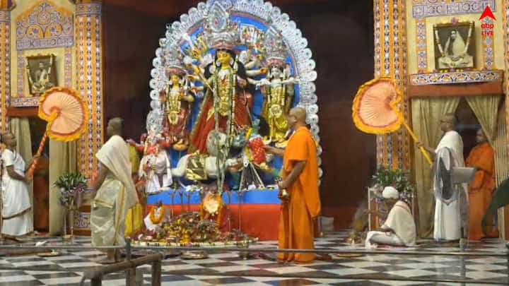 সেই থেকেই নিষ্ঠার সহিত মানা হয় কিছি বিধি। জন্মষ্টমীর দিন কাঠামো পুজো হয় বেলুড় মঠে। চলতি বছরেও তার অন্যথা হয়নি।