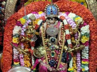 Madurai: நவராத்திரி 8-வது நாள் விழா: மகிஷாசுரமர்த்தினி அலங்காரத்தில் எழுந்தருளிய மீனாட்சியம்மன்!