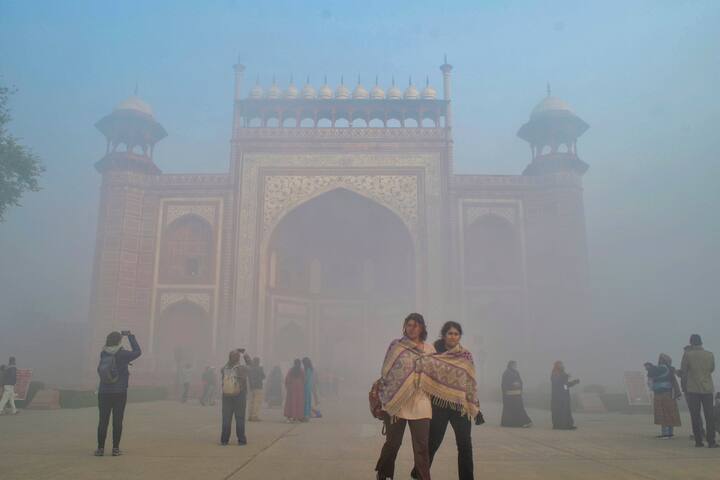 वाढत्या थंडीच्या तडाख्यामुळे दिल्लीत हवा प्रदूषण देखील वाढल्याचं पाहायला  आहे.  (Photo Credit : PTI)