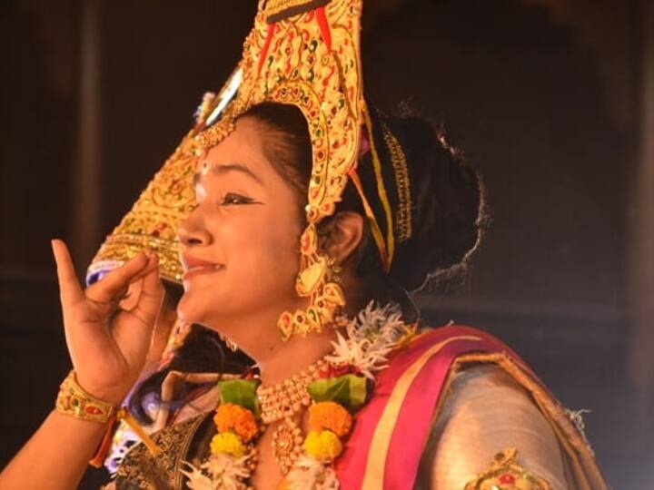 Shardiya Navratri 2023: वाराणसी के काशी विश्वनाथ मंदिर में कलाकारों की प्रस्तुति ने लोगों का दिल जीत लिया. रामायण के एक हिस्से का नाट्य मंचन किया गया.