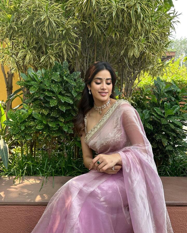 ஜான்வி, தற்போது லேசான பிங்க் நிறப் புடவை மற்றும் கோல்ட் நிற டிசைனர் ப்ளவுஸ் அணிந்து புகைப்படங்களை பதிவிட்டுள்ளார்.