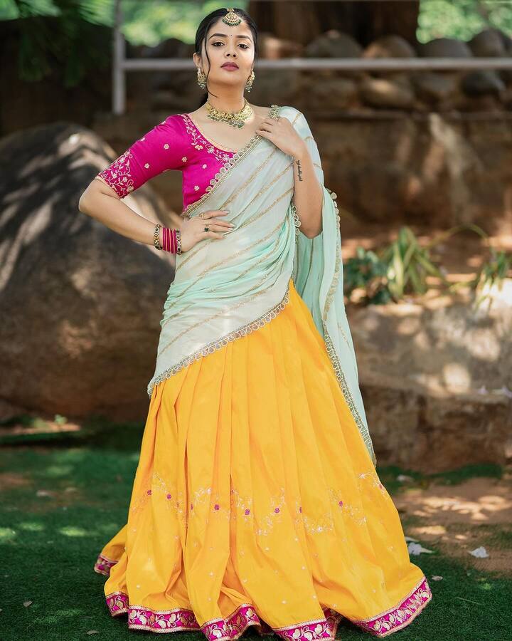 ఎప్పటికప్పుడు తన అందమైన ఫొటోలను నెట్టింట షేర్ చేస్తూ అందరినీ అలరిస్తుంటుంది. ముఖ్యంగా ఓ రేంజ్ లో గ్లామర్ షో చేస్తూ ఇస్తూ కుర్రకారును హీటెక్కిస్తుంది.