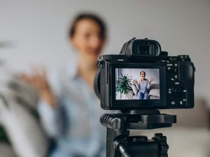 फेसबुक, इंस्टाग्राम और वॉट्सऐप के जरिए भी आप प्रोडक्ट को प्रोमोट कर अच्छा पैसा कमा सकते है. अगर आप एक पॉपुलर क्रिएटर हैं तो आपको आसानी से ब्रांड डील मिल जाएगी. अगर आपने अभी काम शुरू भी किया है तो धीरे-धीरे पॉपुलैरिटी मिलने के बाद आपको डील्स मिलने लग जाएंगी.