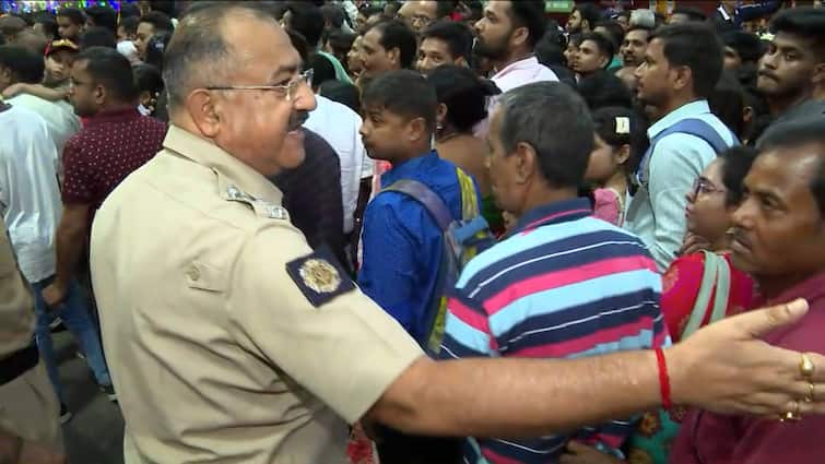 Visitors At Santosh Mitra Square Stopped As BJP Councilor Sajal Ghosh Raises Allegation Against Police Durga Puja 2023:সন্তোষ মিত্র স্কোয়ারের পুজোয় দর্শনার্থীদের ঢুকতে বাধা দেওয়ার অভিযোগ, পুলিশের দিকে আঙুল সজল ঘোষের