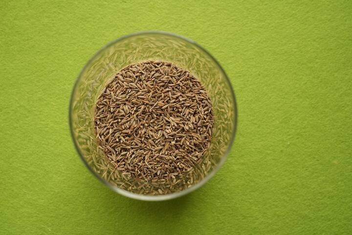 மாவில் லேசாக வறுத்த சீரகம் மற்றும் உப்பு சேர்த்து கலக்கவும்.