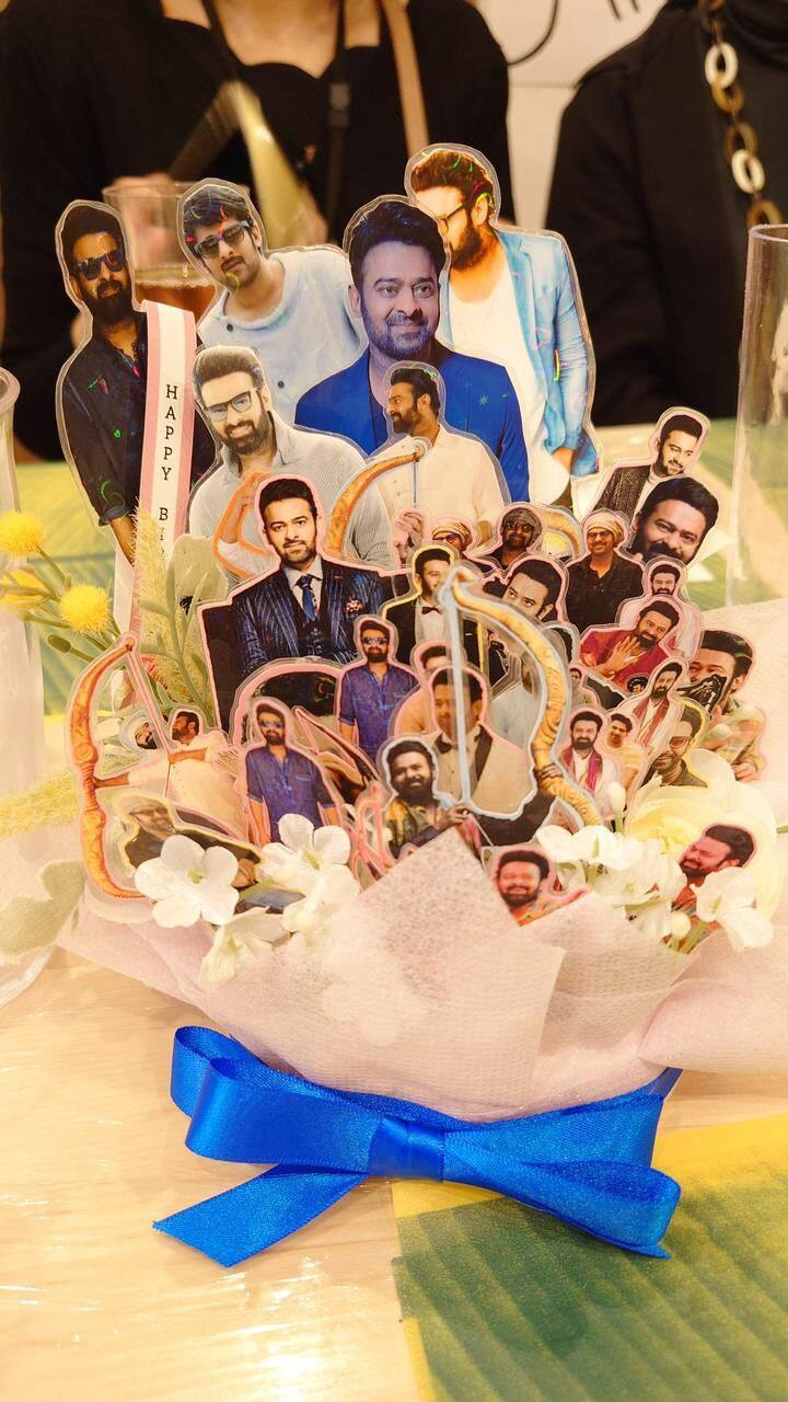 ప్రభాస్ సినిమాలకు సంబంధించి ఫోటోలతో హాల్ అంతా అందంగా ముస్తాబు చేశారు.