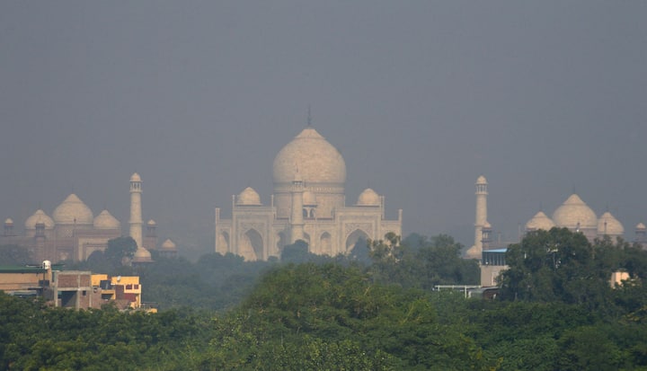 प्रदूषित हवेचा सर्वाधिक परिणाम हा लहान मुले आणि वृद्धांना होतो.(Photo Credit : PTI)
