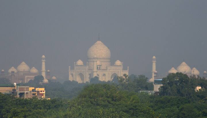 दिल्ली NCR परिसरात थंडीची चाहूल नुकतीच लागली आहे.   (Photo Credit : PTI)