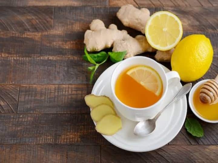 in winter tulsi and ginger tea defend you from cold and cough know how to make it Tulsi Ginger Tea Benefits : सर्दी के मौसम में बीमारियों से रहना है दूर तो पिएं ये हर्बल टी जो है फायदों से भरपूर