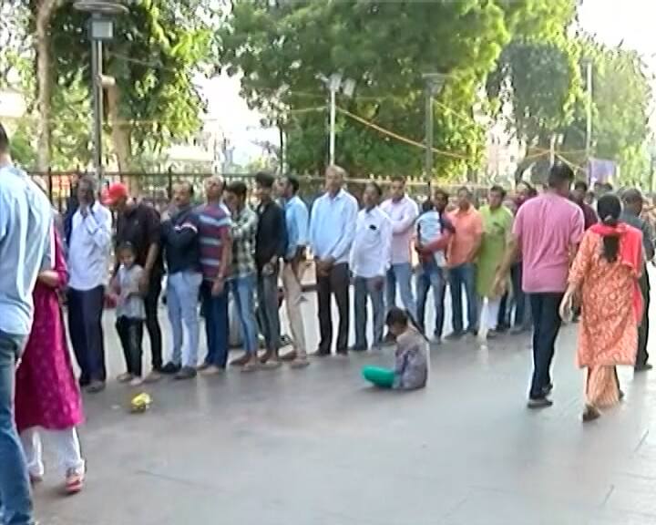 આજે મધ્યરાત્રીએ માતાજીનો યજ્ઞ થશે. માતાજીના દર્શન કરવા ભદ્ર વિસ્તારમાં સવારથી જ શ્રદ્ધાળુઓ ઉમટી પડ્યા હતા.