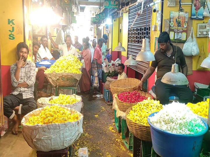 Ayudha Pooja Festival 2023 prices of flowers in Kanchipuram have increased due to the festive seasons Ayudha Pooja 2023: காஞ்சிபுரத்தில் உயர்ந்த பூக்களின் விலை.. அடேங்கப்பா! வாங்க போட்டி போடும் மக்கள்..