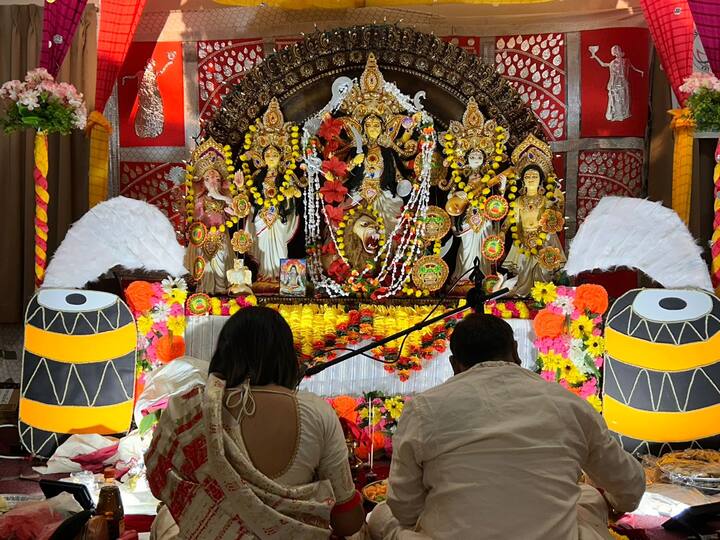 এই পুজোর সব থেকে চমকপ্রদ বিষয় হল এখানে ধর্মন্ধতা ও গোড়ামি কে ভুলে পুরুষ ব্রাহ্মণ সাথে অব্রাহ্মণ মহিলারাও পৌরহিত্য করবে। যেটা গোটা দেশ ও বিশ্বের কাছে এক গর্বের বিষয়।