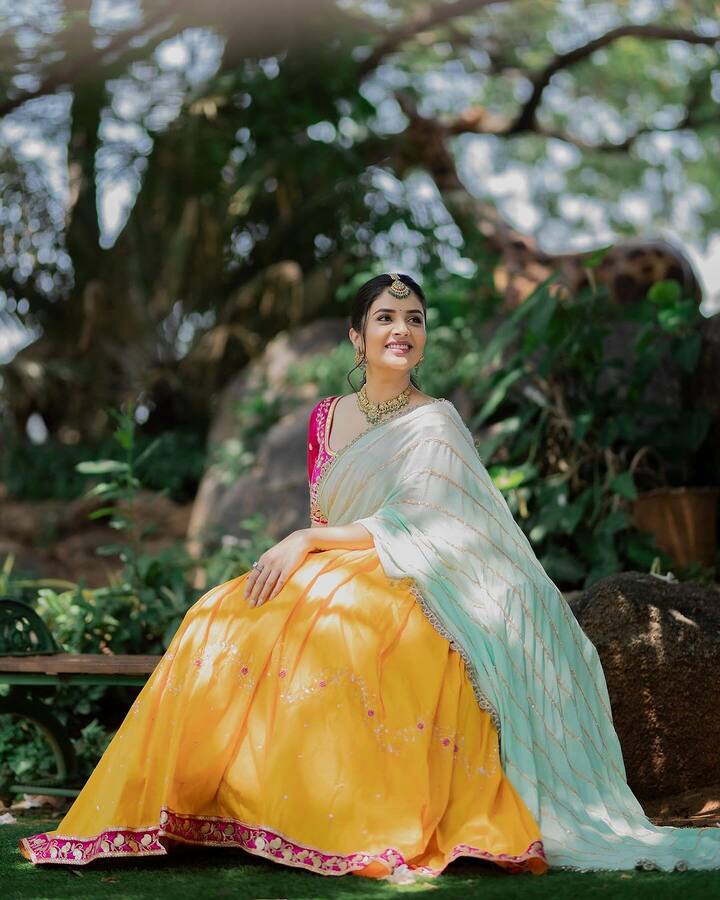 'పటాస్' షోతో యాంకర్ గా ఫుల్ క్రేజ్ తెచ్చుకున్న శ్రీముఖి అందంతో పాటూ గలగలా మాటలతో ఆడియన్స్ ని ఆకట్టుకొని వరుస టీవీ షోలు చేసింది.