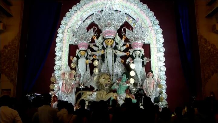 সকালে আরতি শুরু হয়েছে বাগবাজার সর্বজনীনের পুজোয়। পঞ্জিকা, তিথি-নক্ষত্র মেনে কঠোর নিয়মে দেবী আরাধনা হয় এখানে। অঞ্জলি দেওয়ার জন্য ভিড় করেছেন দর্শনার্থীরা