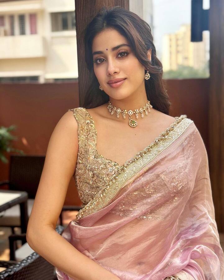 હાલ તો ચાહકો એક્ટ્રેસનો સાડી લૂક જોઈ તેના દિવાના બની ગયા છે.
