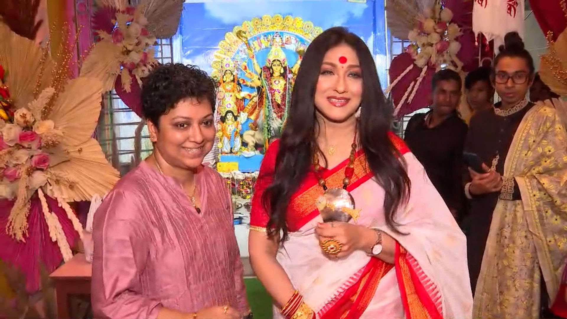 Durga Puja 2023 Actress Rituparna Sengupta Is At Vijaygarh Pallisree On  Mahashtami 2023 | Durga Puja 2023:'এখানে মনে হয় বাড়ির পুজো', বিজয়গড়  পল্লিশ্রীতে অঞ্জলি দিতে এসে বললেন ঋতুপর্ণা ...