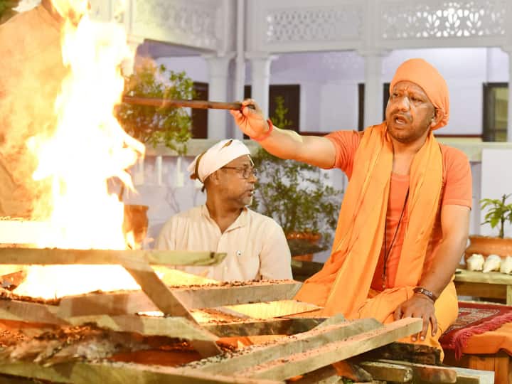 CM Yogi Adityanath performed Mahanisha puja on occasion of Maha Ashtami in Gorakhnath temple UP News News: गोरखपुर पहुंचे सीएम योगी ने महाअष्टमी के मौके पर की महानिशा पूजा, कल करेंगे कन्या पूजन