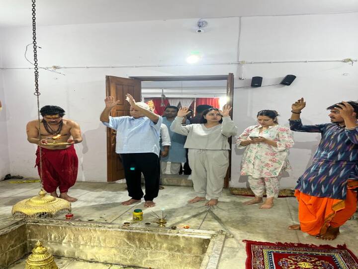 बांके बिहारी मंदिर में लालू यादव ने मां दुर्गा की प्रतिमा की पूजा अर्चना की.