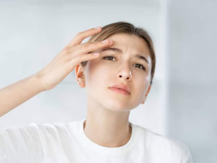 home remedy and daily products to control oily skin and cure pimple Beauty Skin Care Tips in Marathi Skin Care Tips: आधीच ऑयली स्किन, त्यावर पिंप्लस काही पाठ सोडेनात? टेन्शन सोडा, फक्त 'या' गोष्टी टाळा!