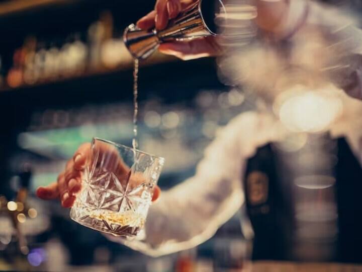 टीओआई के अनुसार, वैट बढ़ाने के फैसले के परिणामस्वरूप उपभोक्ता कम महंगे ऑफ-प्रिमाइस विकल्प चुन सकते हैं, जिसमें इमारत की छतों, पार्कों, समुद्र तटों या पार्क की गई कारों पर आदि जगह शामिल हैं.