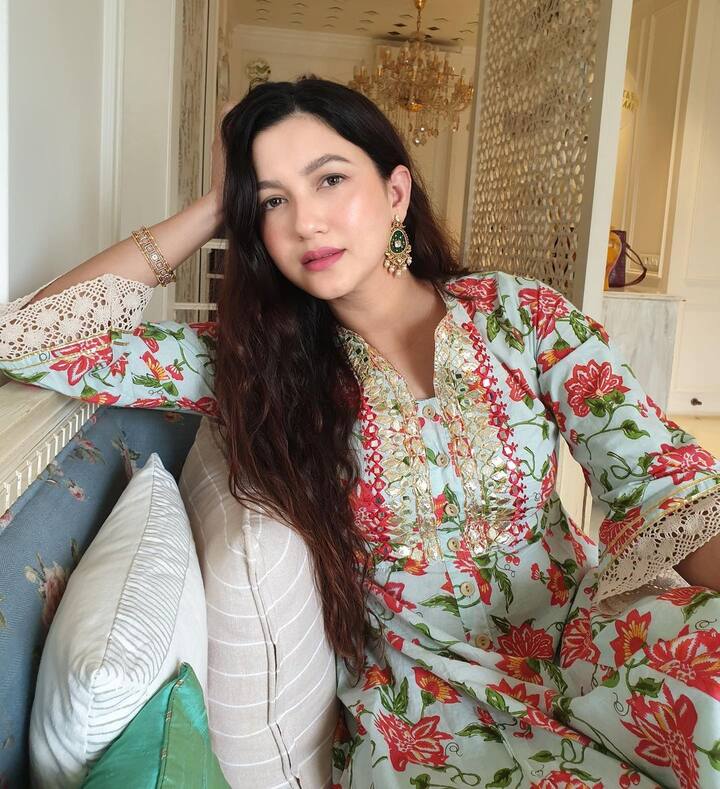 गौहर बताती हैं कि वे उस एक्टर के टैलेंट और काम की बहुत बड़ी फैन थीं और वे उन्हें नाराज नहीं करना चाहती थीं. इसीलिए उन्होंने हाथ नहीं छुड़ाया लेकिन उनके डायरेक्टर ने इस पर ध्यान दिया और जब उन्होंने शूटिंग पूरी कर ली, तो उन्होंने उन्हें कमरे में जाकर ताला लगाने के लिए कहा.