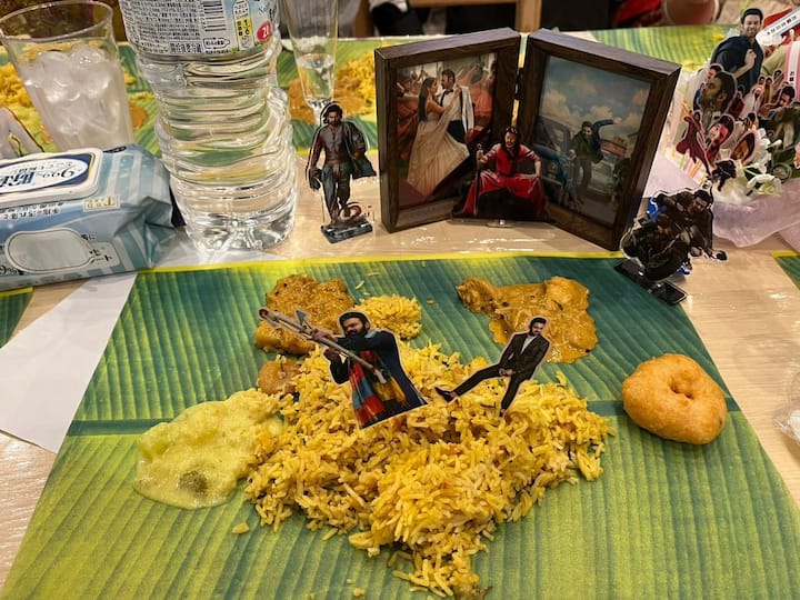 అనంతరం అందరూ కలిసి విందు భోజనాలు చేశారు.