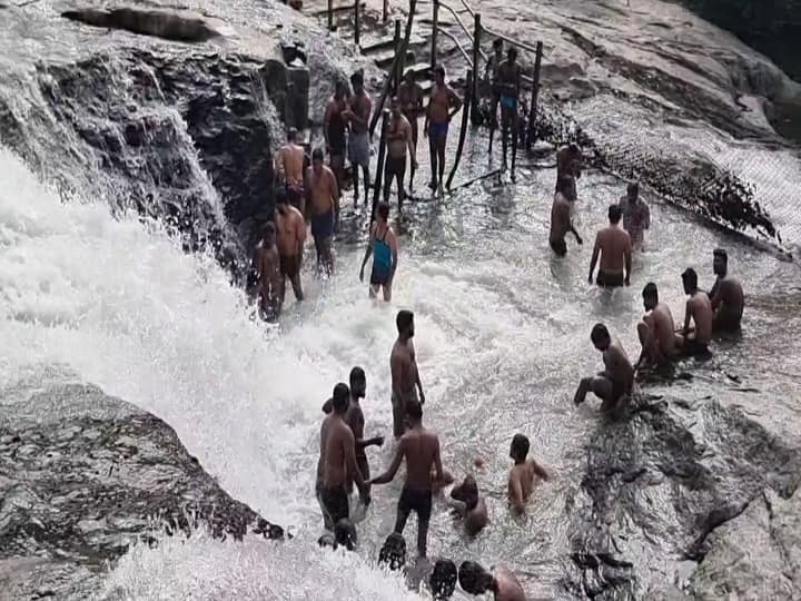 Tourists were allowed to bathe in Kumbakarai Falls after 10 days as the water flow stabilized. Kumbakarai Falls: கும்பக்கரை அருவியில் 10 நாட்களுக்கு பிறகு சீரான நீர்வரத்து..  சுற்றுலா பயணிகள் குளிக்க அனுமதி!