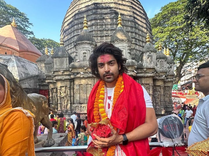 Gurmeet Choudhary visit Kamakhya Temple: टीवी एक्टर गुरमीत चौधरी अष्टमी के दिन मां कामाख्या के मंदिर दर्शन करने पहुंचे. एक्टर ने सोशल मीडिया पर कई सारे फोटोज और वीडियोज शेयर किए हैं.