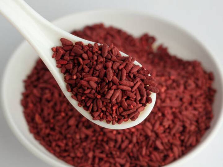 Red Rice Benefits : जर तुम्हाला वजन कमी करायचे असेल तर तुम्ही तुमच्या आहारात लाल तांदळाचा समावेश करू शकता.जाणून घेऊया त्याचे फायदे