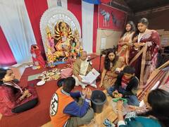 Durga Puja 2023: গান-নাচ থেকে বাঙালি ভোজ! শারদোৎসবে মাতোয়ারা বার্লিন