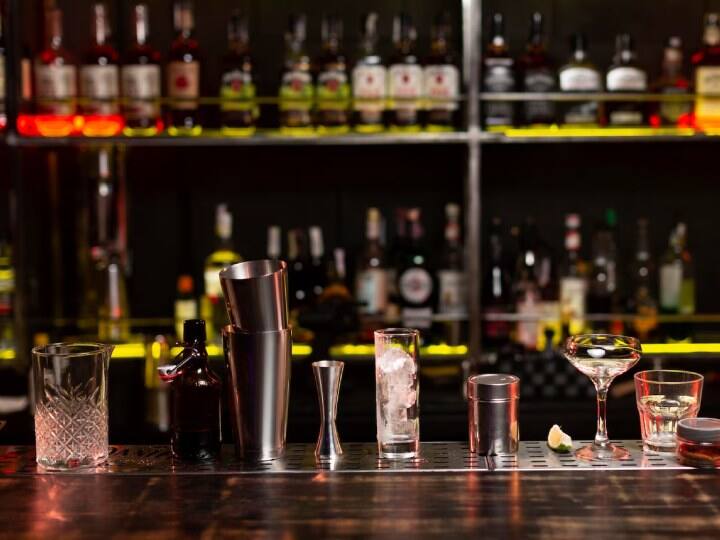 अब क्लब, लाउंज और बार में शराब पीने पर एक नवंबर से 5 फीसदी एक्स्ट्रा वैट चुकाना होगा यानी कि कुल 10 फीसदी वैट देना होगा. यह बढ़ोतरी महाराष्ट्र सरकार की ओर से की गई है और मुंबई के बार से लेकर क्लबों तक शराब पीना महंगा किया गया है.