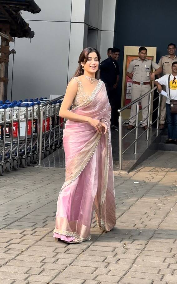 गुलाबी साडीत जान्हवी कपूरचा ट्रॅडिशनल अंदाज!