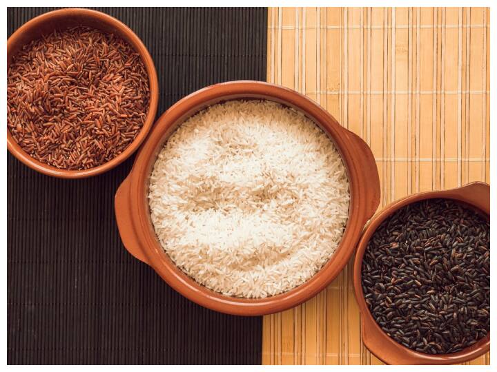 रेड राइस में कैलोरी कम होती है जिससे यह वजन घटाने में मदद करता है. इसमें फाइबर पाया जाता है जो पेट को भरा रखकर भूख कम करता है. रेड राइस का ग्लाइसेमिक इंडेक्स कम होता है जिससे यह वजन नियंत्रण में मदद करता है. इसमें प्रोटीन और अन्य पोषक तत्व भी होते हैं जो वजन घटाने में सहायक हैं. इन सभी कारणों से रेड राइस को वजन घटाने वाली डाइट में शामिल किया जा सकता है.