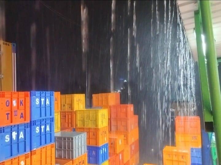 Heavy rain in Madurai floods the roads vehicles covered in rainwater மதுரையில் வெளுத்து வாங்கிய மழை, சாலைகளில் வெள்ளப்பெருக்கு -  ஊர்ந்துசெல்லும் வாகனங்கள்!