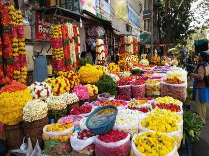 Ahead of Ayudha Puja, flower prices skyrocket in Dindigul flower market. Dindigul: ஆயுதபூஜையை முன்னிட்டு பூ மார்க்கெட்டில் எகிறிய விலை.. பூக்களை வாங்க முடியாமல் திண்டாடும் மக்கள்..!