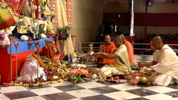 মন্ত্র পাঠ- ক্রিয়া কাজ-শঙ্খধ্বনি-ঢাকের বোলে অষ্টমীতে বেলুড় মঠে এক ভিন্ন আমেজ। দূর দূর এই পুজো উপলক্ষে এসেছেন ভক্তেরাও।
