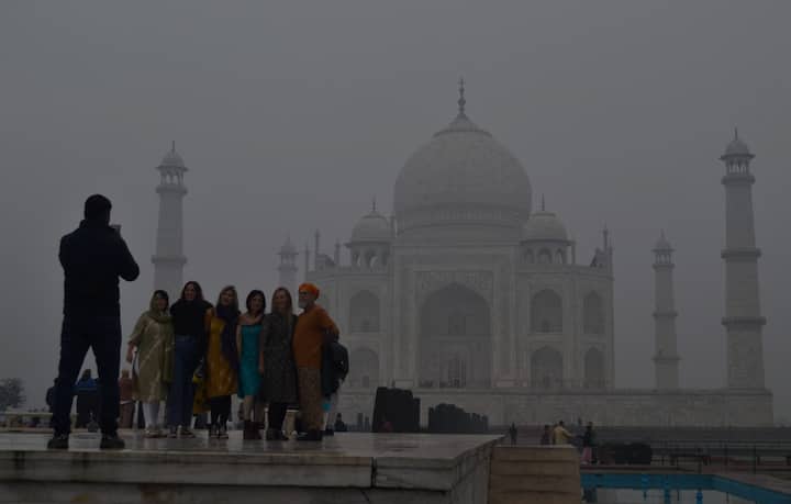 हिवाळ्यात मागील चार वर्षात मुंबईतील हवा गुणवत्ता दिल्लीपेक्षा वाईट स्थितीत असल्याचं  अनेक संस्थांच्या अभ्यासातून बघायला मिळतंय.(Photo Credit : PTI)