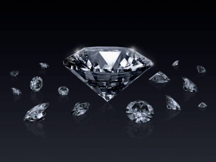 पृथ्वी के अलावा इस ब्रह्मांड में कई ग्रह है, लेकिन हम सबके बारे में नहीं जानते. यहां तक कि हम अपने सोलर सिस्टम में मौजूद ग्रहों के बारे में भी ज्यादा कुछ नहीं जानते. आज हम आपको कुछ ऐसे ग्रहों के बारे में बताएंगे जहां हीरे ही हीरे मौजूद हैं.