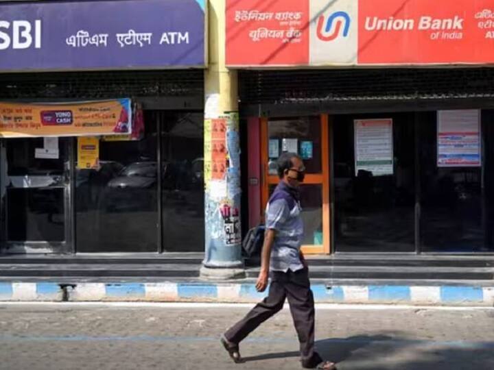 महीने की पहली तारीख यानी 1 अक्टूबर को रविवार के चलते पूरे देश में बैंकों की छुट्टी थी. उसके बाद 2 अक्टूबर को गांधी जयंती की राष्ट्रीय छुट्टी के चलते भी पूरे देश में बैंक बंद रहे थे.
