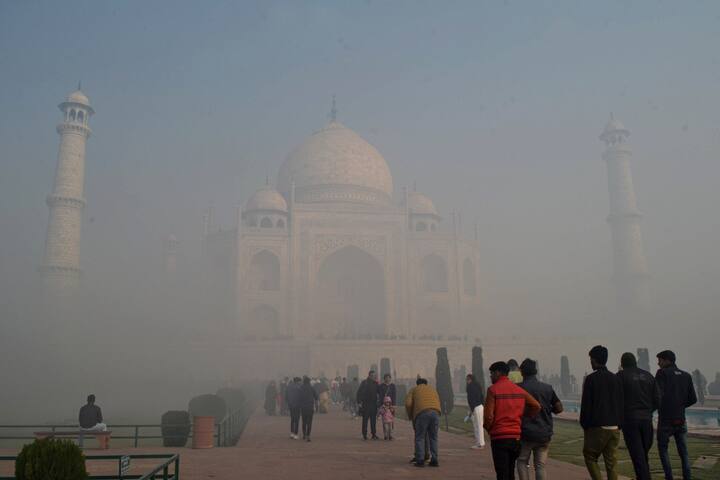 दिल्लीत पडलेल्या दाट धुक्यात प्रसिद्ध ताजमहाल देखील लपून गेल्याचं पाहायला मिळालं.  (Photo Credit : PTI)